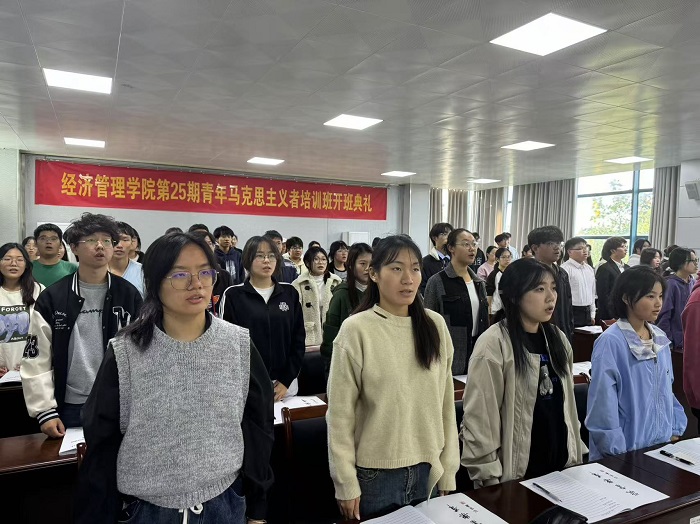 开班唱国歌.jpg